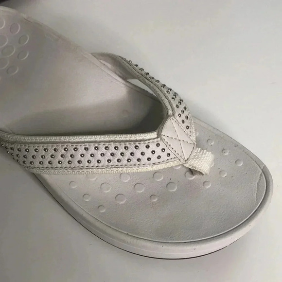 VIONIC White Flip Flops - Picture 2 of 5